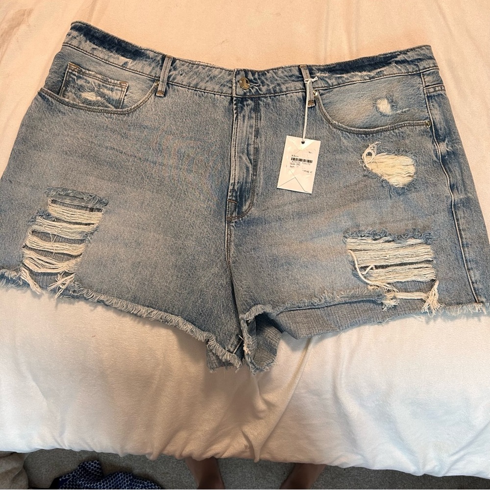NWT Good American Raw Hem Distressed Light Wash Denim Shorts Sz 20 Summer Beach
